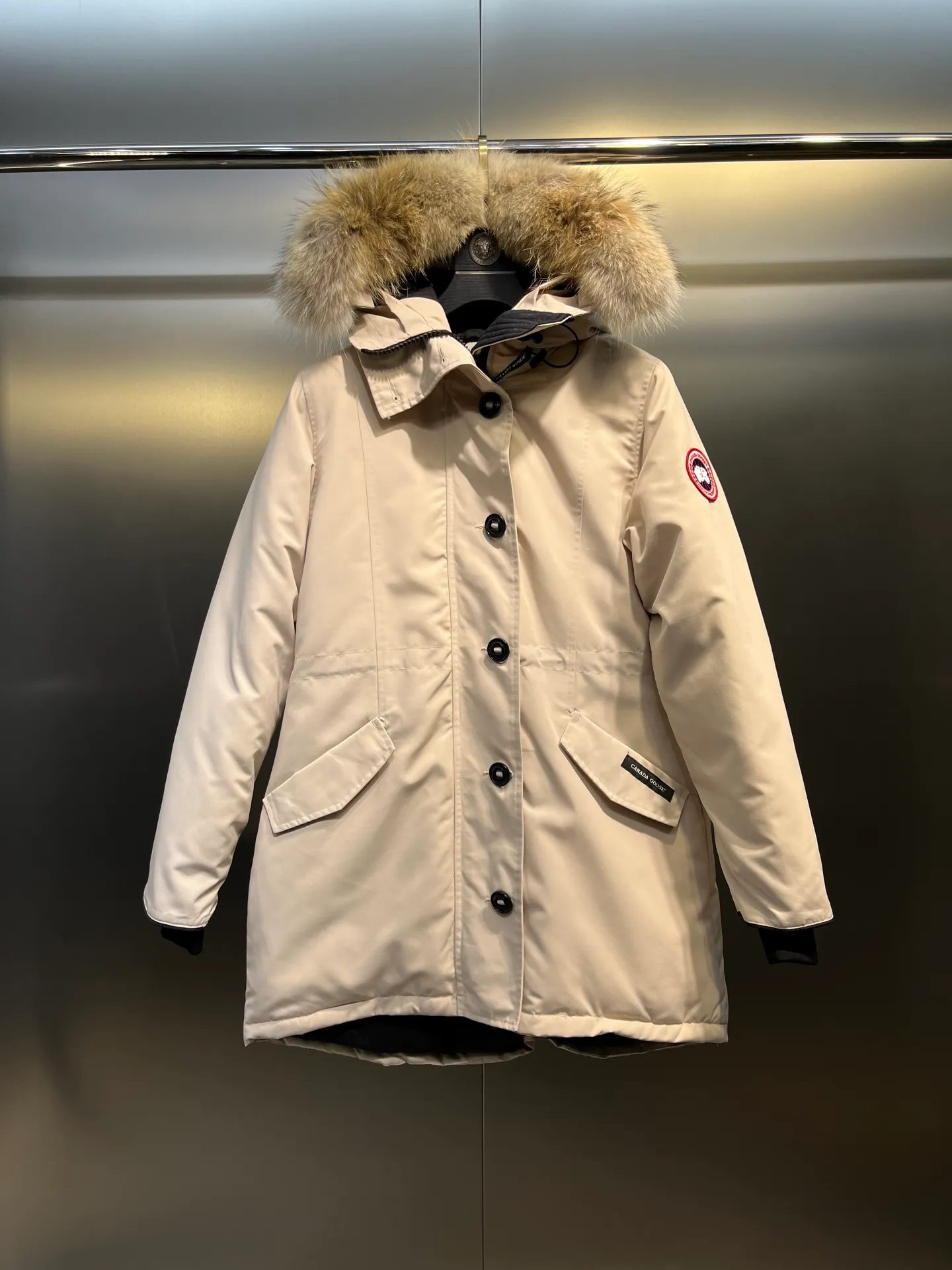 P860 Canada goose/Canada Goose 05 model 2580LA CANADA GOOSE/Canada Goose Rossclair parka women's down jacket, authentic original clothing molding, all accessories are custom-made from the original factory. This model is very unique. The zipper at the back can be opened to change into a dovetail style, with diagonal pockets and a layer of hidden pockets underneath. The official website has become a popular model. The softness and hardness of the fabric are compared with the genuine ones. It can be restored by kneading at will (fabric misunderstanding: fabrics with high hardness are not waterproof. Only those who buy the latest genuine version this year will notice the softness and comfort of the fabrics). The down is synchronized with the genuine white duck down. It is fluffy and not lumpy. The electronically controlled down charging machine is used to fill the zippers with customized genuine YKK zippers. High hardness and no lag. The fur collar is purchased from the same manufacturer as Wolf Hair. (Cooperative factory 2019 Canadian wolf skin auction and Big Goose official auction of wolf skin fur collars on the same site) All workmanship and wiring are controlled by workers with more than ten years of service. They must be horizontal and vertical, and are not crooked. The density of the inner wiring is more exquisite. Compare at will. Big goose label, collar label, washed label, hang tag, zipper rope, pocket label, back label, collar velvet, Velcro fasteners, all details of the cuffs are updated simultaneously with the original product, the best version, and the most complete color matching. The fighter in World 05 battles various world goods. Size: XS-XL